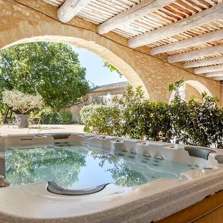 Holiday home Dans Un Mas Provencal Avec Jacuzzi Oppede